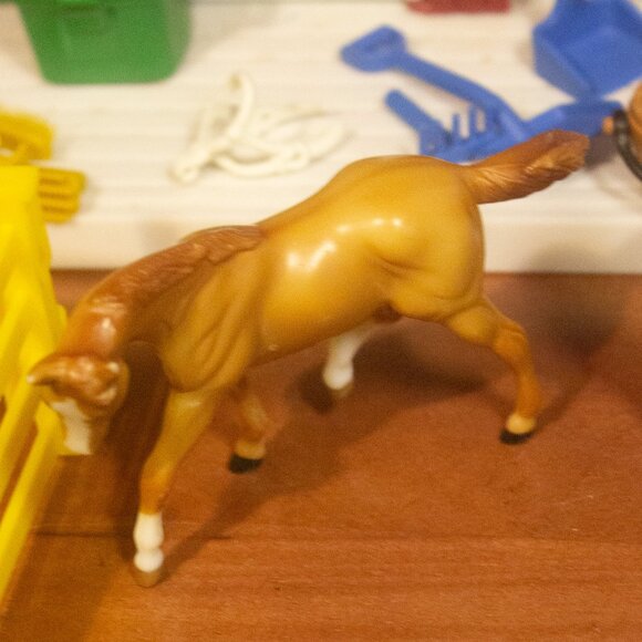 Breyer Stablemates Red Stable & 2 Horses Set - Picture 10 of 12